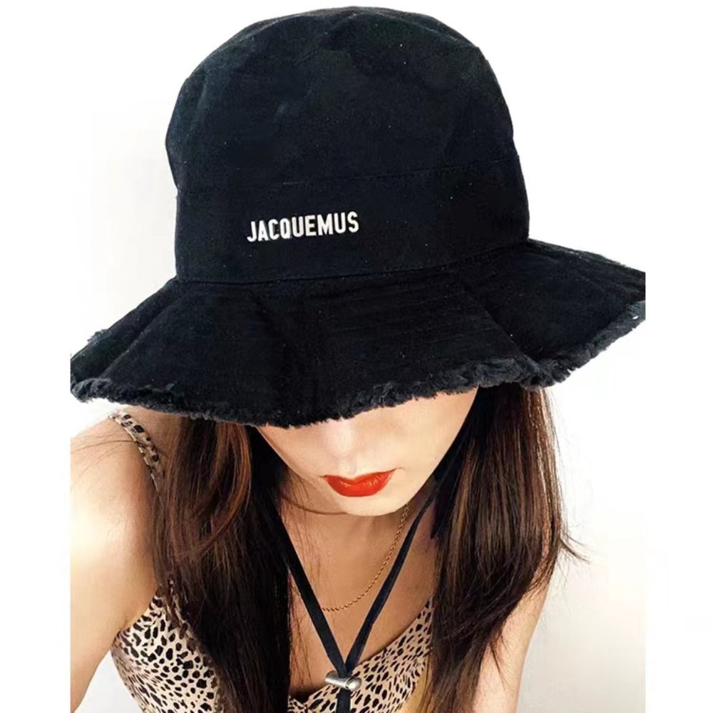 NWT Jacquemus bucket hat in black